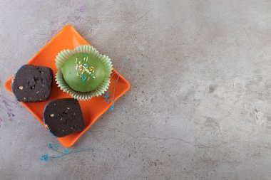 Bej arkaplana serpiştirilmiş yeşil kaplı kek. Yüksek kalite fotoğraf