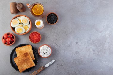 Kızarmış ekmek, kırmızı vişneli domates ve kaynamış yumurta. 