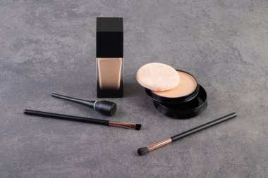 Dekoratif kozmetik ürünleri ve makyaj fırçaları bir taş masaya yerleştirildi. Yüksek kalite fotoğraf