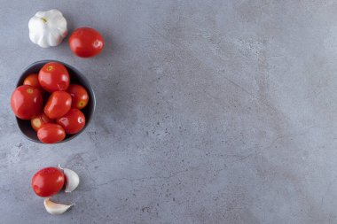Taze sarımsak ve biberli domates turşusu. Yüksek kalite fotoğraf