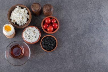 Kaynamış yumurta ve taş masaya baharatlar. 