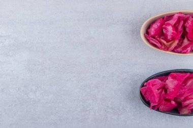 Taş masaya konmuş kırmızı lahana turşusu. 