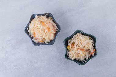 Taş zemine yerleştirilmiş lahana turşusu. Yüksek kalite fotoğraf