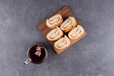 Dilimlenmiş İsviçre usulü kek ve bir fincan sıcak çay. Yüksek kalite fotoğraf