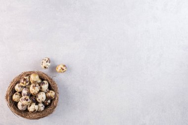 Taş bir masanın üzerine taze çiğ bıldırcın yumurtası. Yüksek kalite fotoğraf