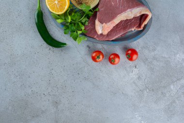 Taştan bir arka plana yerleştirilmiş çiğ kırmızı et parçası. Yüksek kalite fotoğraf