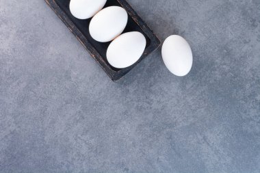 Taş zeminde siyah organik beyaz yumurta tabağı. Yüksek kalite fotoğraf