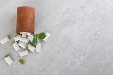 Taş zemine renkli diş etleri yerleştirilmiş. Yüksek kalite fotoğraf