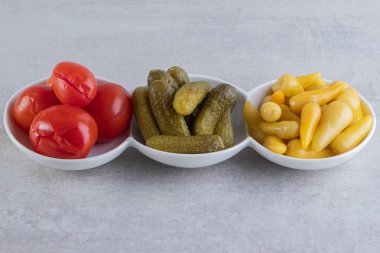 Taş zemine yerleştirilmiş çeşitli sebzeler. Yüksek kalite fotoğraf