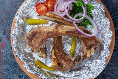 Mermer arka planda ızgara kuzu kaburgası. Yüksek kalite fotoğraf