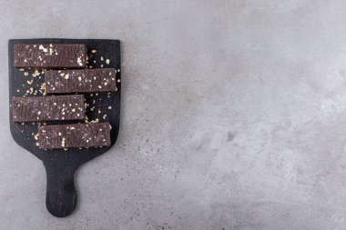 Taş arka planda bir sürü çikolata var. Yüksek kalite fotoğraf