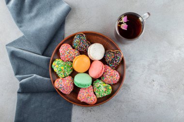 Rengarenk kurabiyeler ve masaya serpiştirilmiş kurabiyeler. Yüksek kalite fotoğraf