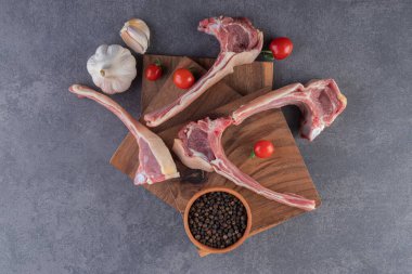 Taze pişmemiş et ve taş masaya taze sebzeler. Yüksek kalite fotoğraf