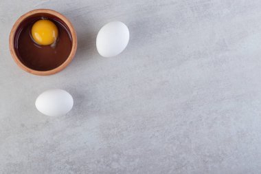 Taze beyaz tavuk yumurtaları taştan bir arka plana yerleştirilmiş. Yüksek kalite fotoğraf