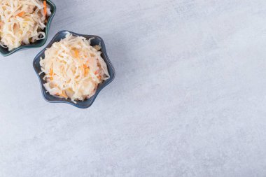 Taş masaya iki kase lezzetli lahana turşusu. Yüksek kalite fotoğraf