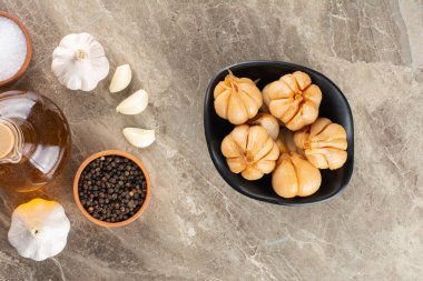 Taş masaya konmuş biber mısırlı lezzetli sarımsak turşusu. Yüksek kalite fotoğraf