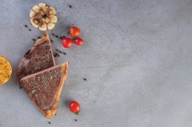 Kiraz domatesli ızgara biftek ve taş masada limon. Yüksek kalite fotoğraf