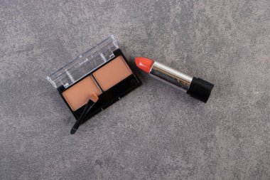 Dekoratif kozmetik ürünleri ve makyaj fırçaları bir taş masaya yerleştirildi. Yüksek kalite fotoğraf