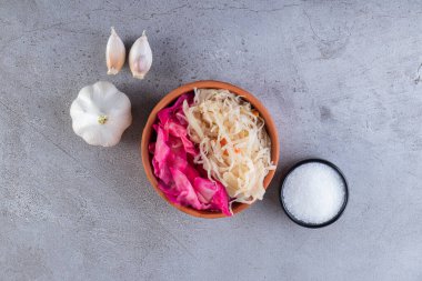 Taş zemine yerleştirilmiş çeşitli sebzeler. Yüksek kalite fotoğraf