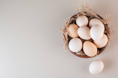 Tahta kasede taze çiğ tavuk yumurtası. Yüksek kalite fotoğraf