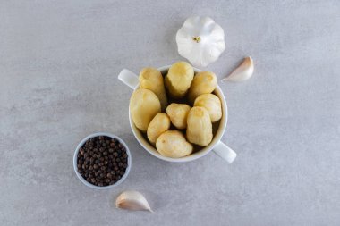 Taş masaya yerleştirilmiş lezzetli marine edilmiş salatalık turşusu. Yüksek kalite fotoğraf