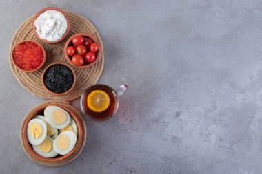 Sabah kahvaltısı mermer arka planda. Yüksek kalite fotoğraf