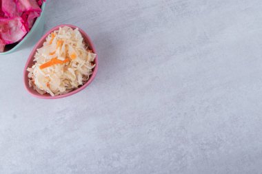 Taş zemine yerleştirilmiş çeşitli sebzeler. Yüksek kalite fotoğraf