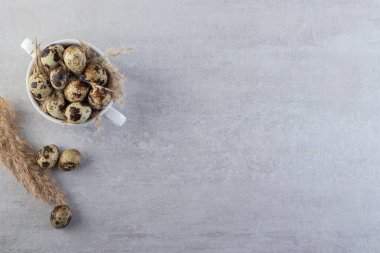 Taş zemine çiğ bıldırcın yumurtası yerleştirilmiş. Yüksek kalite fotoğraf