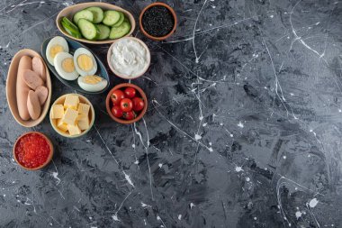 Kaynamış yumurta, sosis ve dilimlenmiş salatalık. 