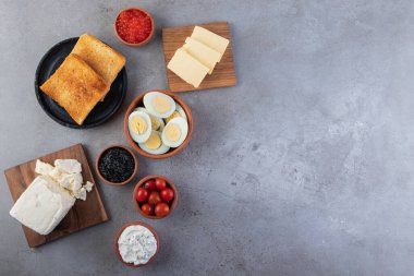Yumurtalı, tostlu ve peynirli lezzetli kahvaltı. Yüksek kalite fotoğraf