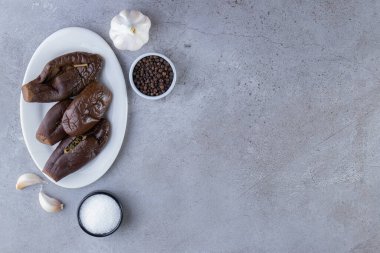 Taş zemine yerleştirilmiş patlıcan turşusu. 