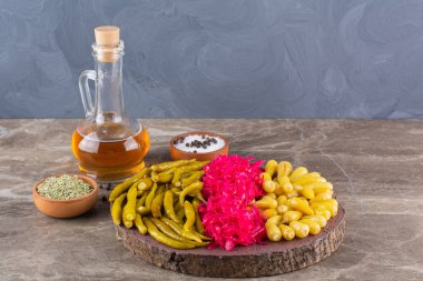 Taş zemine yerleştirilmiş yeşil biber turşusu. Yüksek kalite fotoğraf