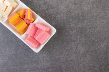 Taş zemine renkli diş etleri yerleştirilmiş. Yüksek kalite fotoğraf