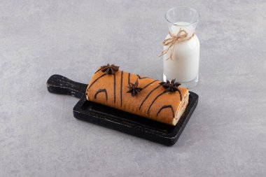 Sünger İsviçre usulü kek, yanında yıldız anason ve bir sürahi süt. Yüksek kalite fotoğraf