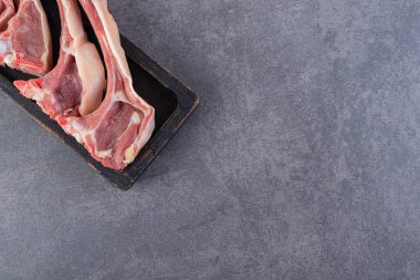 Taş masaya taze ve çiğ et konmuş. 