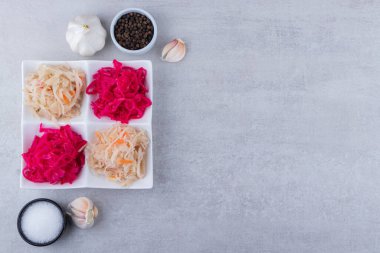 Taze sarımsak ve baharatlı lahana turşusu.