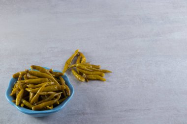 Mavi kase taştan arka planda kırmızı biber turşusu. Yüksek kalite fotoğraf