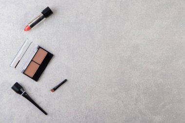 Ruj ve fırçalarla siyah yuvarlak plastik kutuda makyaj pudrası. Yüksek kalite fotoğraf