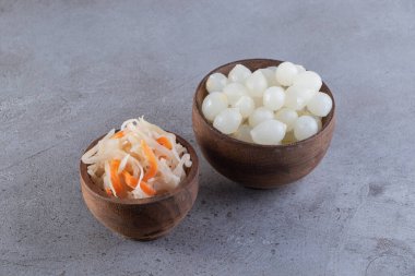 Kırmızı lahana turşusu ve sarımsak. Taş masaya koyulmuş. Yüksek kalite fotoğraf