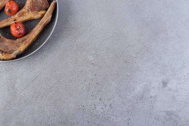 Taze kesilmiş et ve taze sebzeler bir taş masaya konur. Yüksek kalite fotoğraf