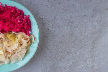 Taş masaya tuzlu lahana konmuş. Yüksek kalite fotoğraf