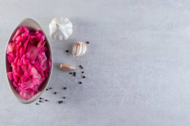 Taze sarımsak ve biberli lahana turşusu. Yüksek kalite fotoğraf