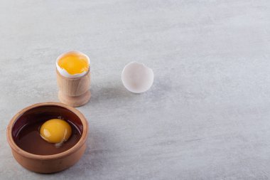 Taze beyaz tavuk yumurtaları taştan bir arka plana yerleştirilmiş. Yüksek kalite fotoğraf