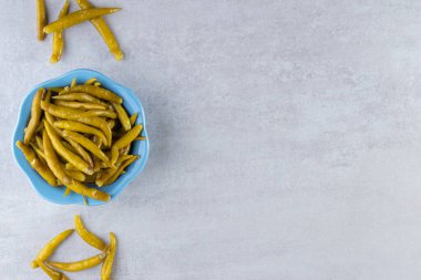 Taş zemine yerleştirilmiş kırmızı biber turşusu. Yüksek kalite fotoğraf