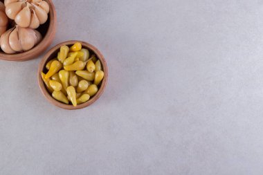 Taş zemine yerleştirilmiş çeşitli sebzeler. Yüksek kalite fotoğraf