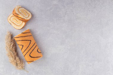 Süngerli İsviçre usulü kek ve taş masaya buğday kulağı. Yüksek kalite fotoğraf