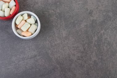 Taş zeminde iki renkli sakız çiğneme kasesi. Yüksek kalite fotoğraf