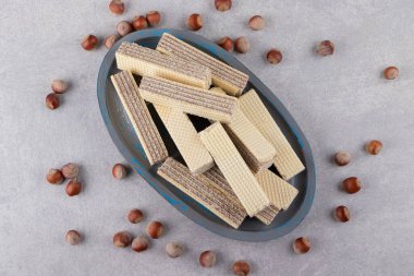 Taş zeminde çıtır waffle ve organik fındık tabağı. Yüksek kalite fotoğraf