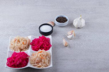 Taze sarımsak ve biberli lahana turşusu. Yüksek kalite fotoğraf