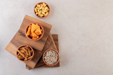 Taş yüzeyde krakerler, krakerler ve ayçiçeği tohumları. Yüksek kalite fotoğraf